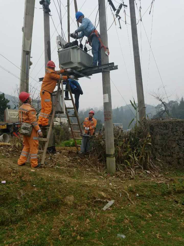 守護燈火，電力人在行動——松桃供電局一線員工春節(jié)保電側(cè)記
