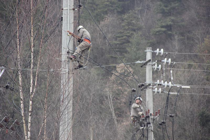 陜西地電留壩供電分公司：實施農(nóng)石線、索道線分網(wǎng)改造