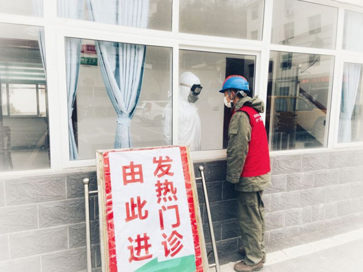 抗“疫”一線(xiàn)相遇 夫妻隔窗相望背身?yè)]手