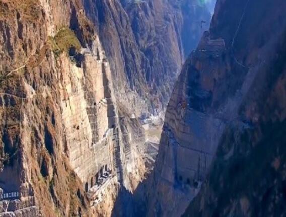 為建烏東德水電站，在峽谷底部挖90米深洞穴，用來干嘛的？