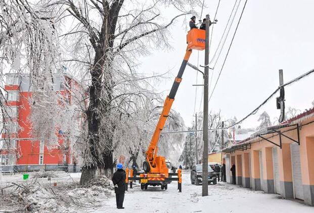 受強雨雪大風(fēng)冰凍天氣影響，吉林延邊全力搶修供電線路