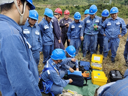 鳳慶供電局開展接地電阻儀、直流試送儀的培訓
