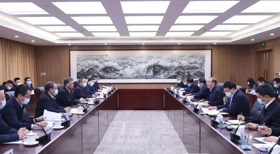 辛保安、張智剛與新疆維吾爾自治區(qū)、新疆生產(chǎn)建設(shè)兵團(tuán)領(lǐng)導(dǎo)會(huì)談