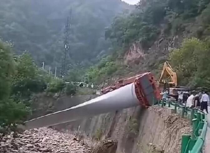 陜西寶雞隴縣：80米風(fēng)電扇葉運輸車歪倒，正救援