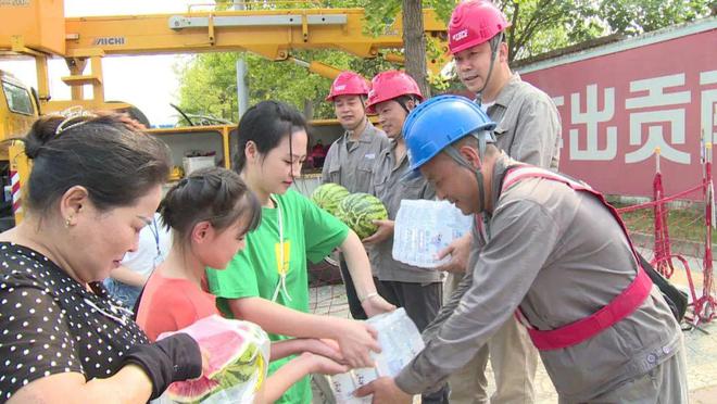 四川什邡：電力工人高溫保電忙，社區(qū)群眾熱情慰問表感謝