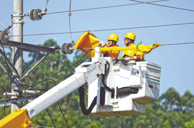 四川廣安：40攝氏度，他們帶電作業(yè)