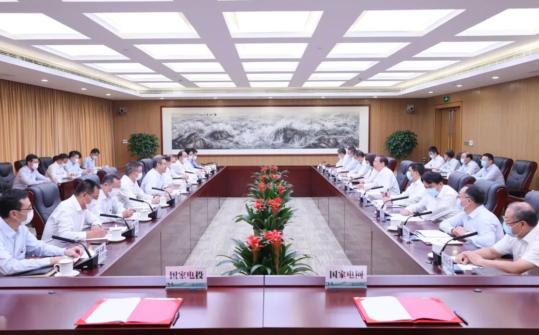 國(guó)家電網(wǎng)董事長(zhǎng)、黨組書記辛保安與國(guó)家電投董事長(zhǎng)錢智民、總經(jīng)理江毅會(huì)談