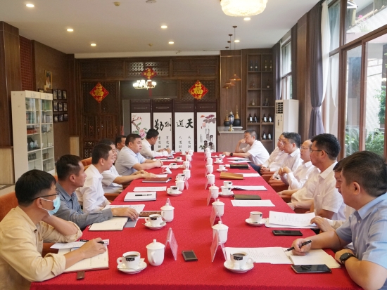 中國(guó)電建黨委常委、副總經(jīng)理徐鵬程與海南萬(wàn)寧市委書(shū)記蓋文啟、市長(zhǎng)王三防座談