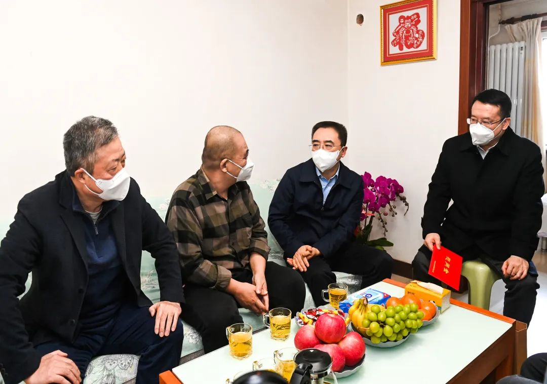 鄒磊、劉明勝走訪慰問退休老領(lǐng)導(dǎo)、勞模遺屬、困難黨員群眾