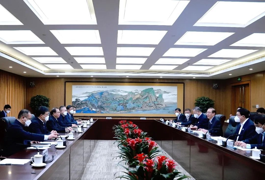 華電集團(tuán)董事長(zhǎng)江毅、總經(jīng)理葉向東與國(guó)家電網(wǎng)董事長(zhǎng)辛保安、總經(jīng)理張智剛舉行會(huì)談