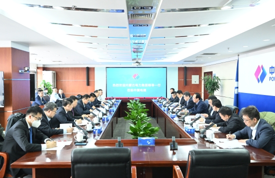 中國(guó)電建黨委書記、董事長(zhǎng)丁丁焰章與內(nèi)蒙古電力集團(tuán)黨委書記、董事長(zhǎng)賈振國(guó)會(huì)談