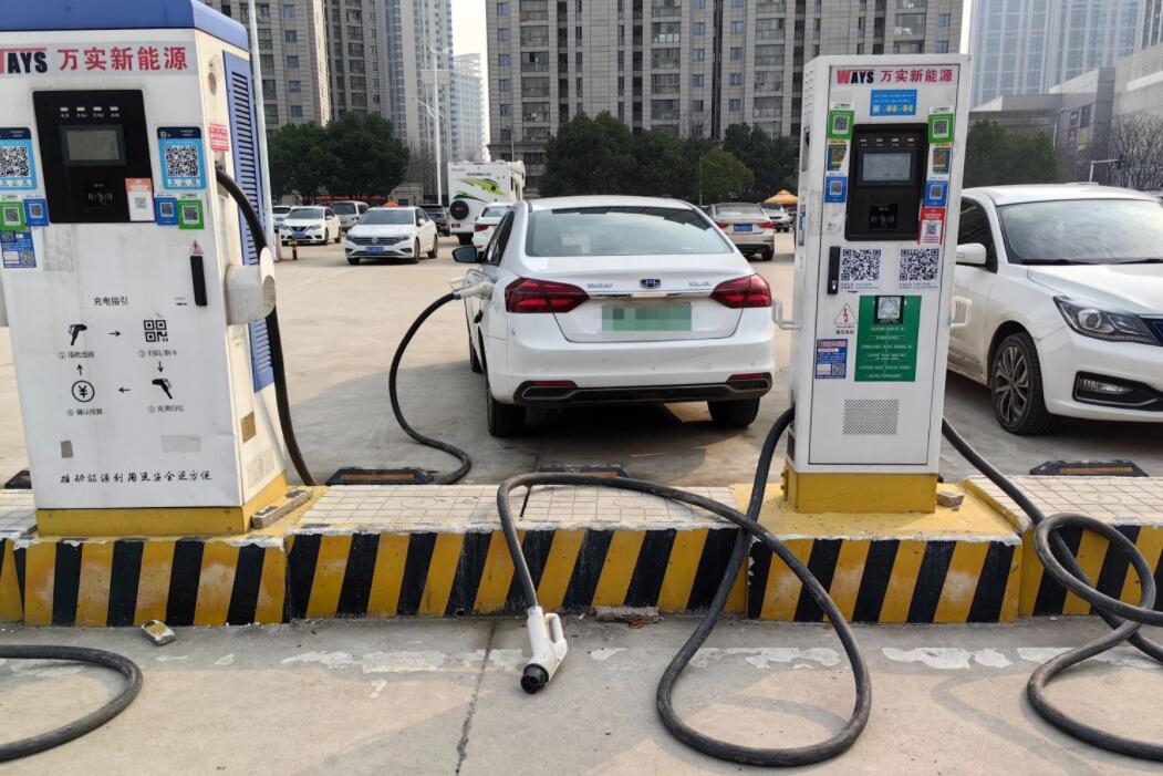 新能源車(chē)充電槍被扔積水中，對(duì)“城市家電”需多加愛(ài)護(hù)