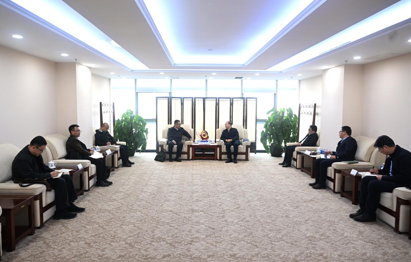 中國電建黨委常委、副總經(jīng)理徐鵬程與西藏開發(fā)投資集團(tuán)黨委書記、董事長祁騰武會談