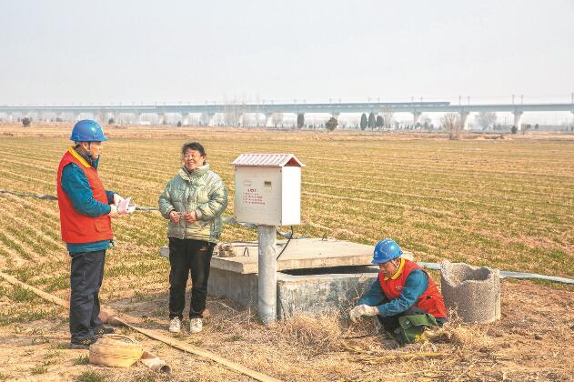 山東省梁山縣：黃河灘區(qū)上，井在地頭，電到井口