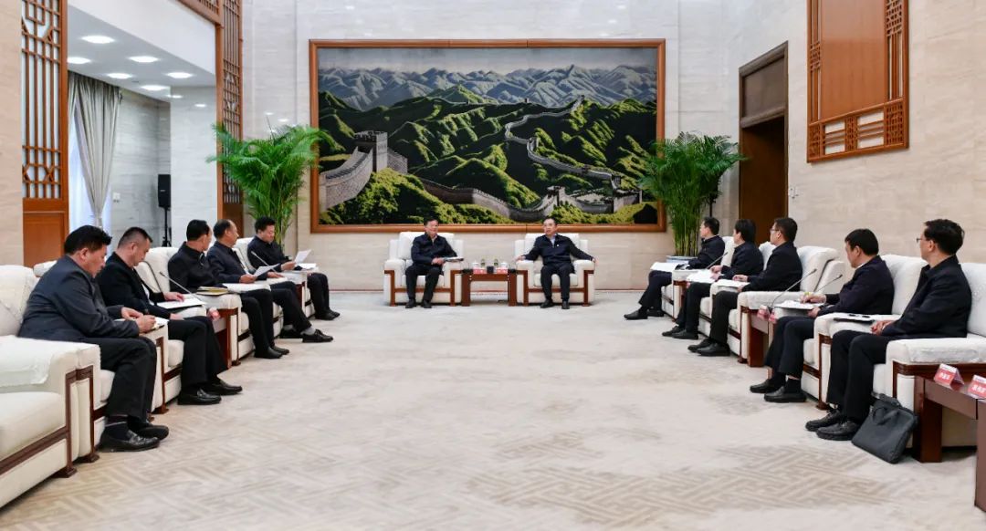 大唐集團(tuán)黨組書記、董事長(zhǎng)鄒磊與青海省海南州委書記呂剛、州長(zhǎng)尕瑪朋措會(huì)談