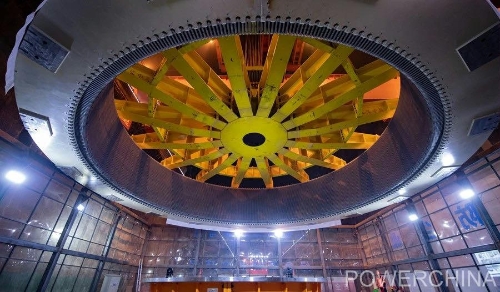 黃河上游在建海拔最高、裝機(jī)容量最大的水電站首臺(tái)機(jī)組定子順利吊裝