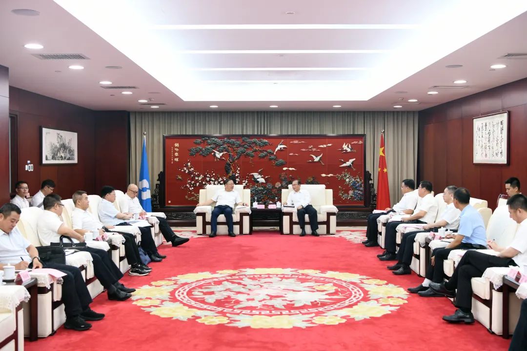 江毅與廣西壯族自治區(qū)人民政府黨組成員、國資委黨委書記秦如培舉行會談