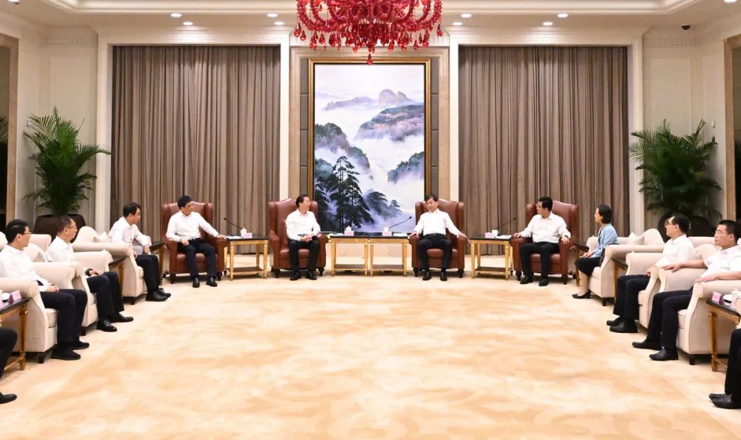國(guó)家電網(wǎng)公司董事長(zhǎng)、黨組書辛保安與福建省委書記周祖翼、省長(zhǎng)趙龍會(huì)談