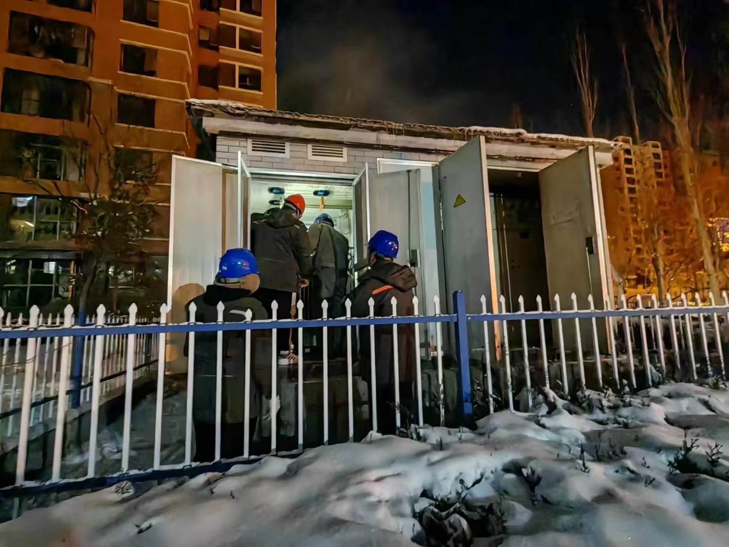 風(fēng)雪來襲入冬寒，電力搶修送溫暖