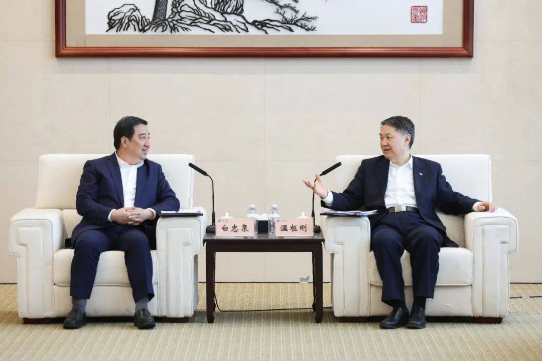 中國電氣裝備董事長白忠泉、總經(jīng)理周群拜訪中國華能董事長溫樞剛