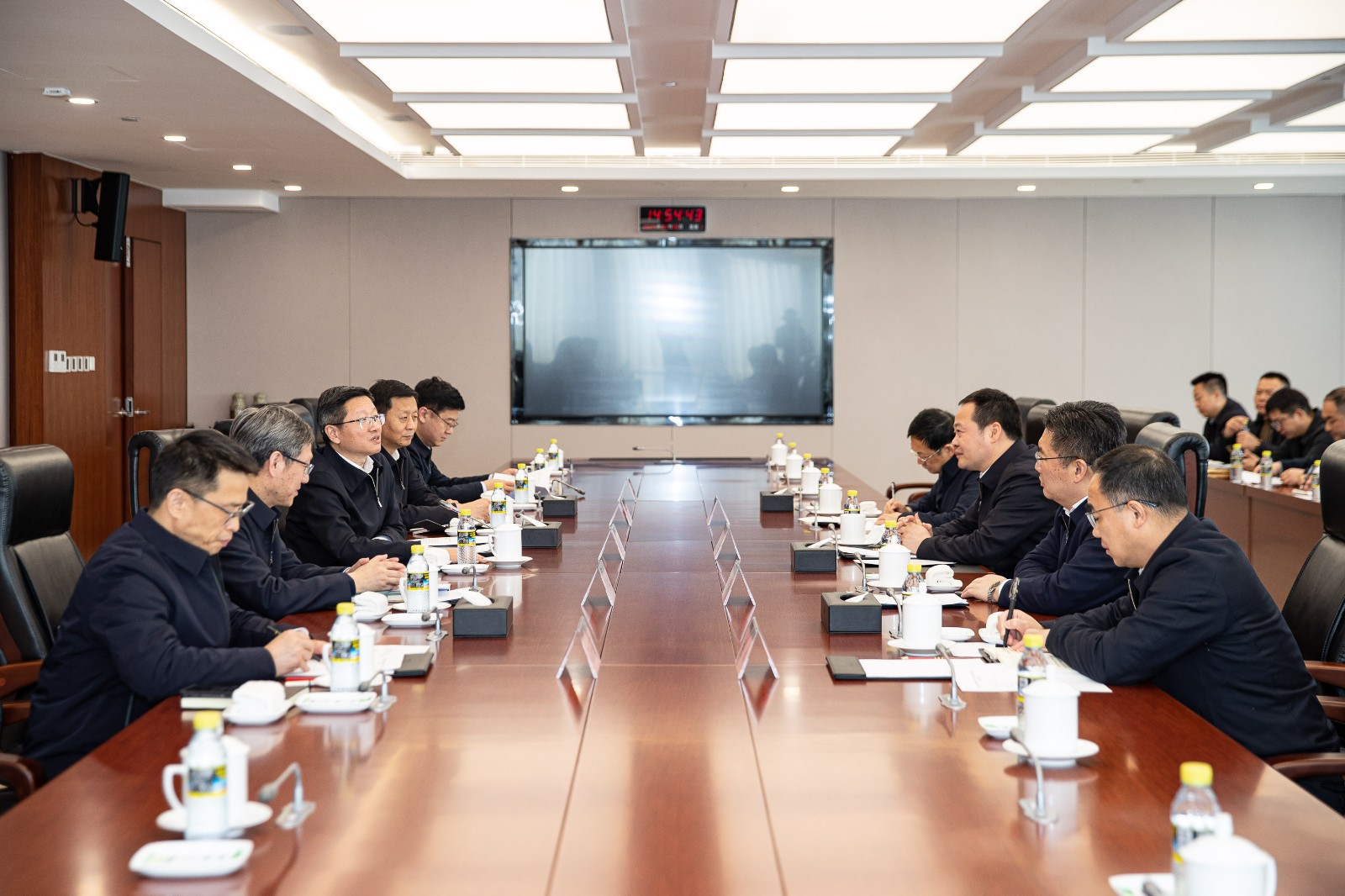 國家能源集團(tuán)公司總經(jīng)理、黨組副書記余兵會(huì)見上饒市委書記陳云
