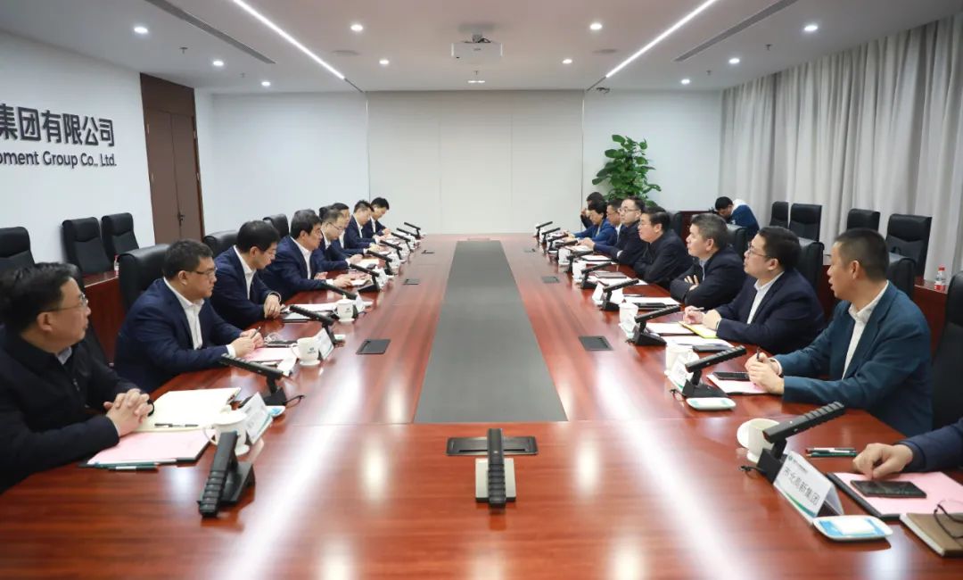 中國電氣裝備黨委書記、董事長白忠泉會(huì)見上海市靜安區(qū)委書記于勇