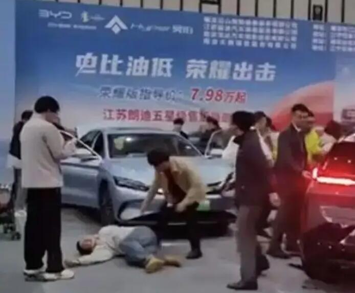 突然啟動(dòng)!參展車撞傷5人，車企最新回應(yīng)