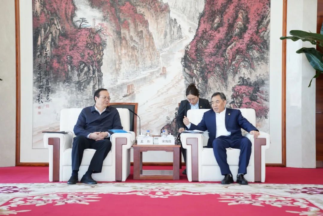 中國(guó)能建黨委書記、董事長(zhǎng)宋海良與歐洲自然科學(xué)院院士、中國(guó)發(fā)展研究院院長(zhǎng)王彤會(huì)談