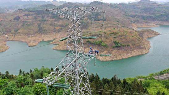貴州興義供電局高空之上，用責(zé)任守護安全送去光明