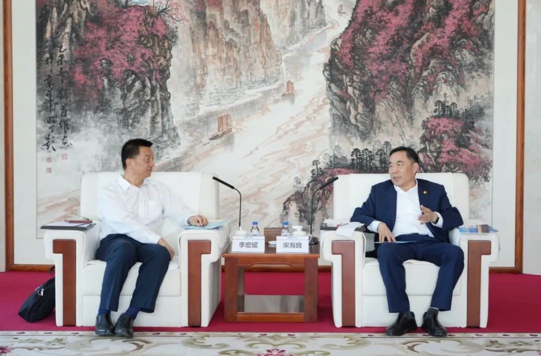 中國(guó)能建黨委書記、董事長(zhǎng)宋海良與新疆住建廳黨組書記、副廳長(zhǎng)李宏斌會(huì)談