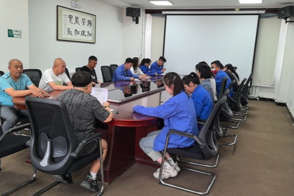 烏海千里山供電公司：加強(qiáng)理論學(xué)習(xí)，風(fēng)清氣正過節(jié)
