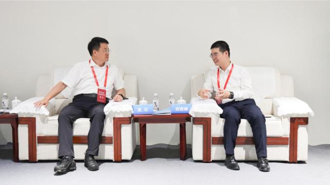 吳云與中國科學院院士、中國氫能聯(lián)盟戰(zhàn)略指導委員會委員、廈門大學教授鄭南峰座談