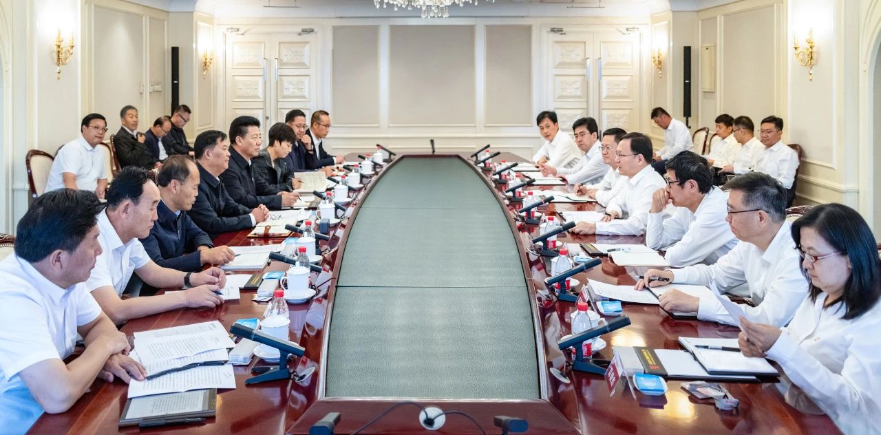 大唐集團(tuán)總經(jīng)理、黨組副書記張傳江與青海省海南州委書記呂剛、州長(zhǎng)尕瑪朋措會(huì)談