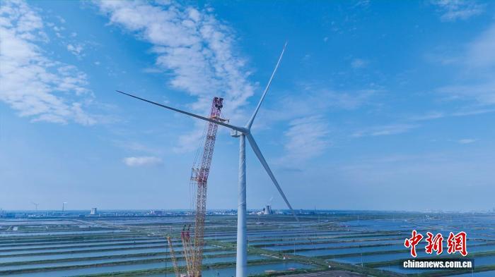 全球最大26兆瓦級海上風(fēng)電機組成功吊裝